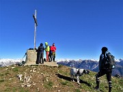 51 Alla croce di vetta del Venturosa (1999 m) ...non siamo soli